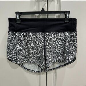 Lululemon Speed Up Black & White Patterned Running Shorts Sz 6